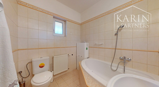 KOMPLETNE ZARIADENÝ PODPIVNIČENÝ DVOJPODLAŽNÝ 3I RODINNÝ DOM SO ZÁHRADOU