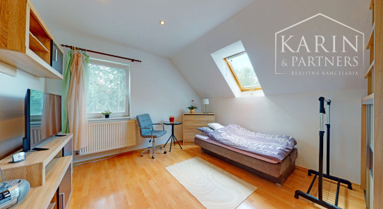 KOMPLETNE ZARIADENÝ PODPIVNIČENÝ DVOJPODLAŽNÝ 3I RODINNÝ DOM SO ZÁHRADOU