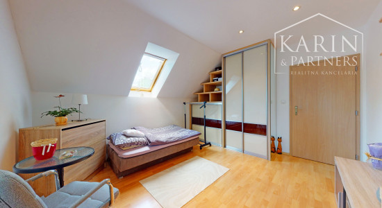 KOMPLETNE ZARIADENÝ PODPIVNIČENÝ DVOJPODLAŽNÝ 3I RODINNÝ DOM SO ZÁHRADOU