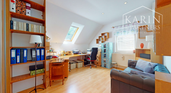 KOMPLETNE ZARIADENÝ PODPIVNIČENÝ DVOJPODLAŽNÝ 3I RODINNÝ DOM SO ZÁHRADOU