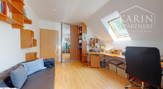 KOMPLETNE ZARIADENÝ PODPIVNIČENÝ DVOJPODLAŽNÝ 3I RODINNÝ DOM SO ZÁHRADOU