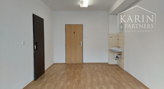 LEN: 180.-€/ mesiac prenájom kancelária/ viacúčelová miestnosť 17m2 s umývadlom! + parkovanie, Bulharská ul., BA II., Trnávka.