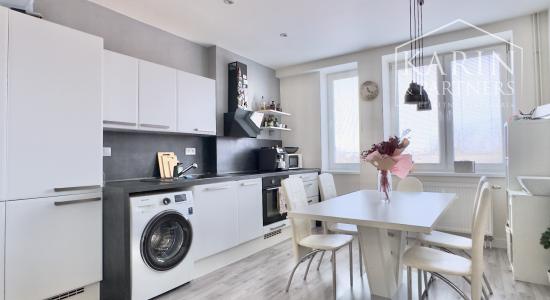 Nádherný, kompletne zariadený 3-izbový byt (66 m²) z r. 2018 s vlastným parkovaním v top lokalite, Skalica