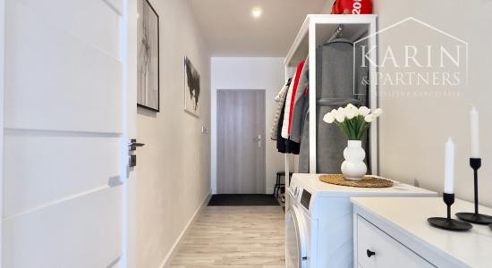 Nádherný, kompletne zariadený 3-izbový byt (66 m²) z r. 2018 s vlastným parkovaním v top lokalite, Skalica