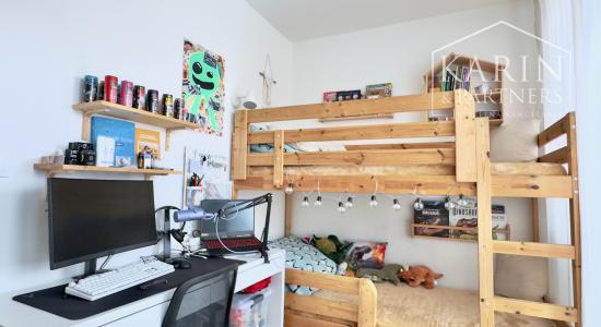 Nádherný, kompletne zariadený 3-izbový byt (66 m²) z r. 2018 s vlastným parkovaním v top lokalite, Skalica