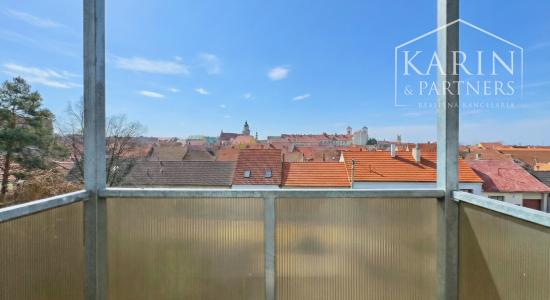 Nádherný, kompletne zariadený 3-izbový byt (66 m²) z r. 2018 s vlastným parkovaním v top lokalite, Skalica