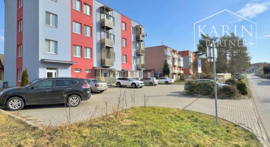 Nádherný, kompletne zariadený 3-izbový byt (66 m²) z r. 2018 s vlastným parkovaním v top lokalite, Skalica