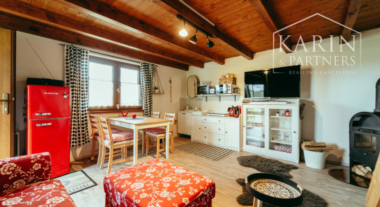 ZARIADENÁ MUROVANÁ CHATA S VÝHĽADOM – OSUSKÉ