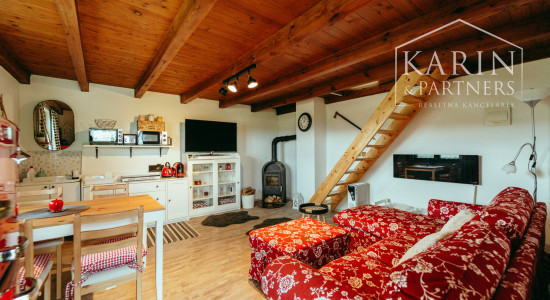 ZARIADENÁ MUROVANÁ CHATA S VÝHĽADOM – OSUSKÉ