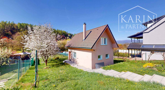 Čarovná murovaná chata s krásnym výhľadom a veľkým slnečným pozemkom – Ladomerská Vieska na predaj