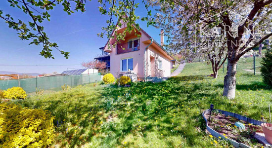 Čarovná murovaná chata s krásnym výhľadom a veľkým slnečným pozemkom – Ladomerská Vieska na predaj