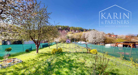 Čarovná murovaná chata s krásnym výhľadom a veľkým slnečným pozemkom – Ladomerská Vieska na predaj