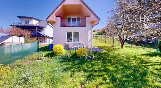 Čarovná murovaná chata s krásnym výhľadom a veľkým slnečným pozemkom – Ladomerská Vieska na predaj