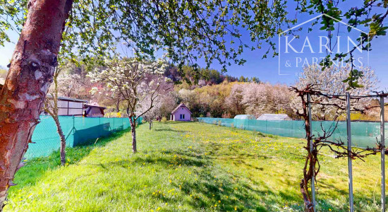 Čarovná murovaná chata s krásnym výhľadom a veľkým slnečným pozemkom – Ladomerská Vieska na predaj