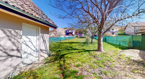 Čarovná murovaná chata s krásnym výhľadom a veľkým slnečným pozemkom – Ladomerská Vieska na predaj