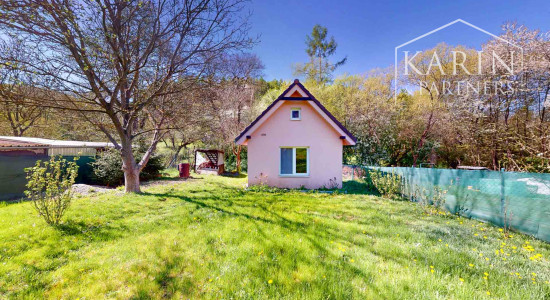 Čarovná murovaná chata s krásnym výhľadom a veľkým slnečným pozemkom – Ladomerská Vieska na predaj