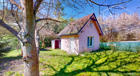 Čarovná murovaná chata s krásnym výhľadom a veľkým slnečným pozemkom – Ladomerská Vieska na predaj