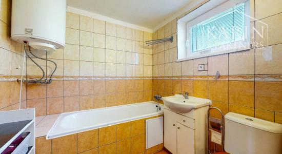 Čarovná murovaná chata s krásnym výhľadom a veľkým slnečným pozemkom – Ladomerská Vieska na predaj