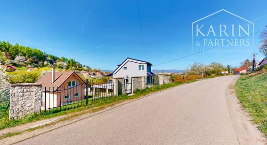 Čarovná murovaná chata s krásnym výhľadom a veľkým slnečným pozemkom – Ladomerská Vieska na predaj