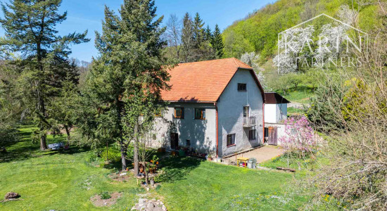 Čarovná usadlosť - rodinný dom (bývalý mlyn) na polosamote s obrovským oploteným pozemkom 9 232m2  – Janova Lehota