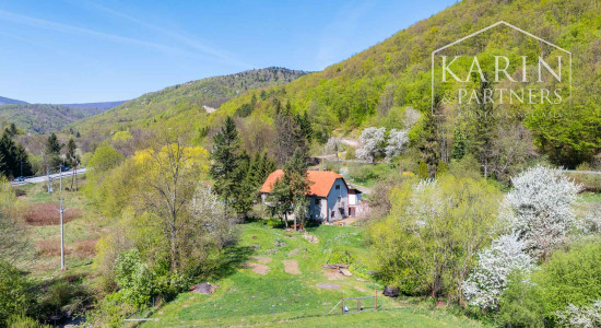 Čarovná usadlosť - rodinný dom (bývalý mlyn) na polosamote s obrovským oploteným pozemkom 9 232m2  – Janova Lehota