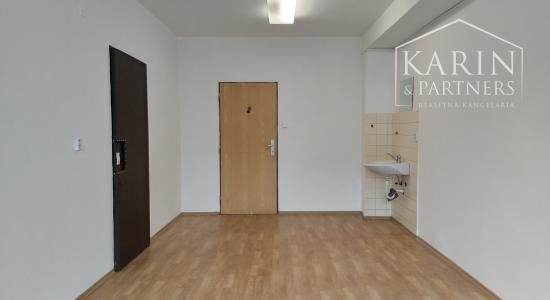 LEN: 180.-€/ mesiac prenájom kancelária/ viacúčelová miestnosť 17m2 s umývadlom! + parkovanie, Bulharská ul., BA II., Trnávka.