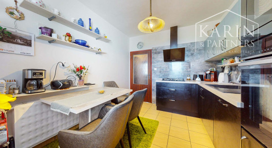 Štýlový 3-izbový byt (Veľká NKS 70m2) s loggiou po rekonštrukcii v obľúbenej Radvani