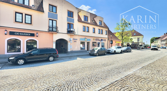 Komerčný priestor s výkladom a balkónom v srdci Skalice