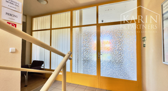 Komerčný priestor s výkladom a balkónom v srdci Skalice