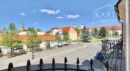 Komerčný priestor s výkladom a balkónom v srdci Skalice