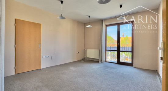 Komerčný priestor s výkladom a balkónom v srdci Skalice