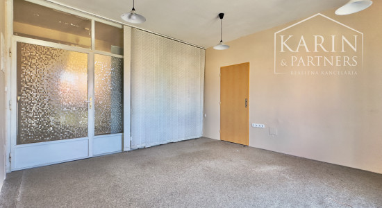 Komerčný priestor s výkladom a balkónom v srdci Skalice