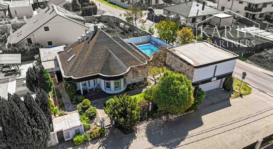 DVOJGENERAČNÝ 6I RODINNÝ DOM S GARSÓNKOU, DVOJGARÁŽOU A BAZÉNOM