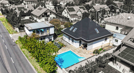 DVOJGENERAČNÝ 6I RODINNÝ DOM S GARSÓNKOU, DVOJGARÁŽOU A BAZÉNOM