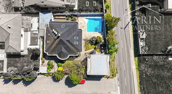 DVOJGENERAČNÝ 6I RODINNÝ DOM S GARSÓNKOU, DVOJGARÁŽOU A BAZÉNOM