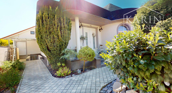 DVOJGENERAČNÝ 6I RODINNÝ DOM S GARSÓNKOU, DVOJGARÁŽOU A BAZÉNOM