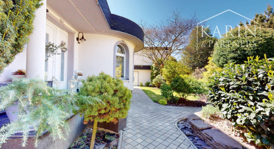 DVOJGENERAČNÝ 6I RODINNÝ DOM S GARSÓNKOU, DVOJGARÁŽOU A BAZÉNOM