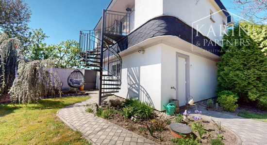 DVOJGENERAČNÝ 6I RODINNÝ DOM S GARSÓNKOU, DVOJGARÁŽOU A BAZÉNOM