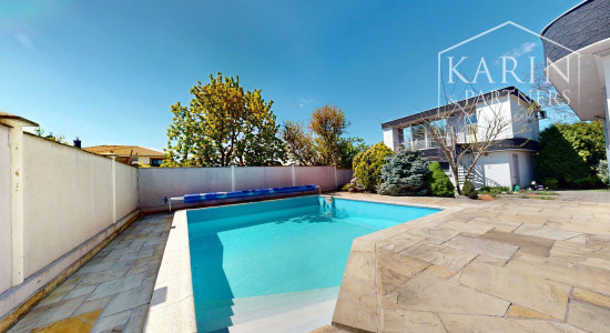 DVOJGENERAČNÝ 6I RODINNÝ DOM S GARSÓNKOU, DVOJGARÁŽOU A BAZÉNOM