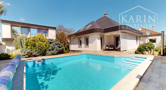 DVOJGENERAČNÝ 6I RODINNÝ DOM S GARSÓNKOU, DVOJGARÁŽOU A BAZÉNOM