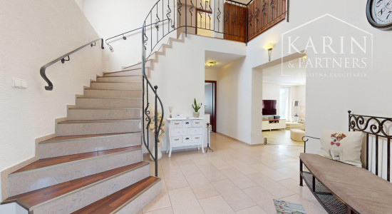 DVOJGENERAČNÝ 6I RODINNÝ DOM S GARSÓNKOU, DVOJGARÁŽOU A BAZÉNOM