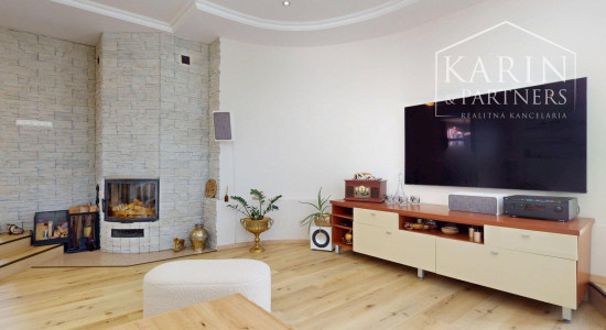 DVOJGENERAČNÝ 6I RODINNÝ DOM S GARSÓNKOU, DVOJGARÁŽOU A BAZÉNOM