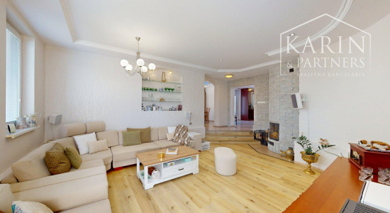 DVOJGENERAČNÝ 6I RODINNÝ DOM S GARSÓNKOU, DVOJGARÁŽOU A BAZÉNOM