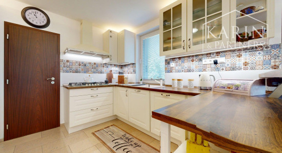 DVOJGENERAČNÝ 6I RODINNÝ DOM S GARSÓNKOU, DVOJGARÁŽOU A BAZÉNOM