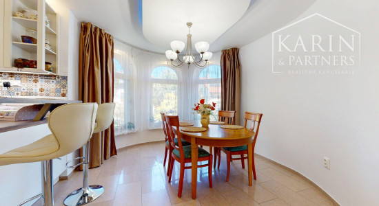 DVOJGENERAČNÝ 6I RODINNÝ DOM S GARSÓNKOU, DVOJGARÁŽOU A BAZÉNOM