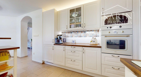 DVOJGENERAČNÝ 6I RODINNÝ DOM S GARSÓNKOU, DVOJGARÁŽOU A BAZÉNOM