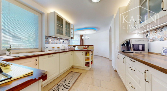 DVOJGENERAČNÝ 6I RODINNÝ DOM S GARSÓNKOU, DVOJGARÁŽOU A BAZÉNOM