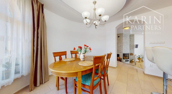 DVOJGENERAČNÝ 6I RODINNÝ DOM S GARSÓNKOU, DVOJGARÁŽOU A BAZÉNOM