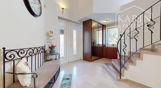 DVOJGENERAČNÝ 6I RODINNÝ DOM S GARSÓNKOU, DVOJGARÁŽOU A BAZÉNOM