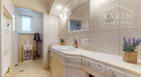 DVOJGENERAČNÝ 6I RODINNÝ DOM S GARSÓNKOU, DVOJGARÁŽOU A BAZÉNOM